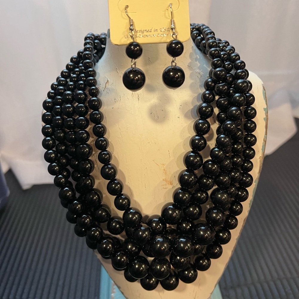 (NEW) Beautiful Black Beads Necklace & Earnings